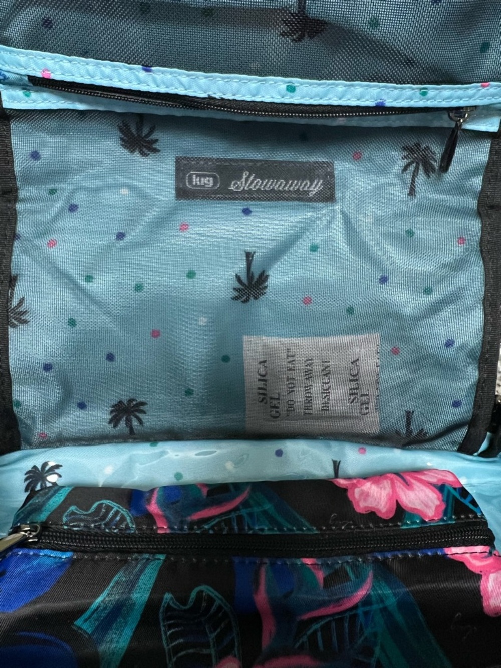 Lug Stowaway Cosmetice Case Resorts Tropics NWT - Picture 2 of 3